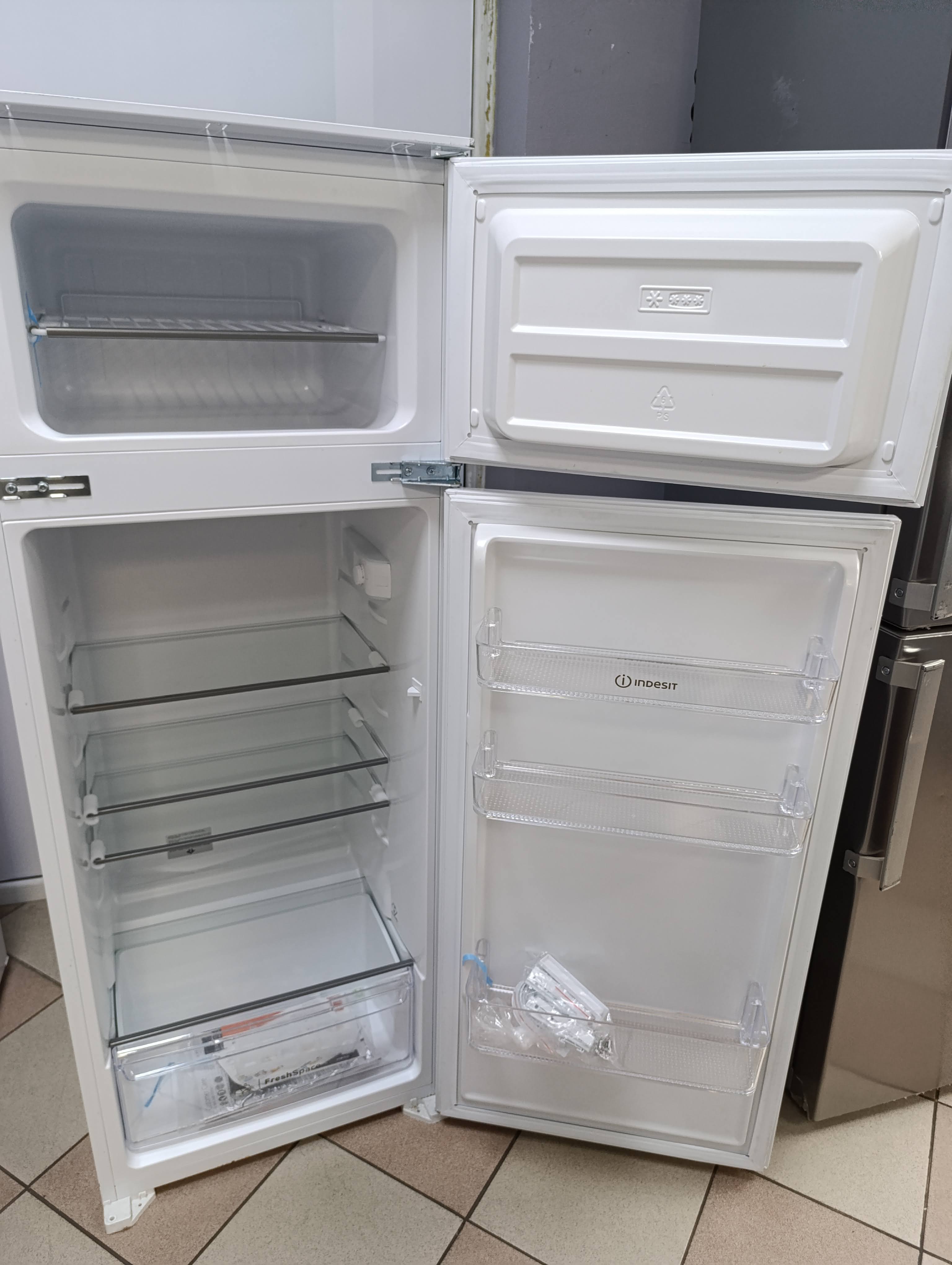 Ugradni frižider Indesit IND 2040 AA, 145cm.